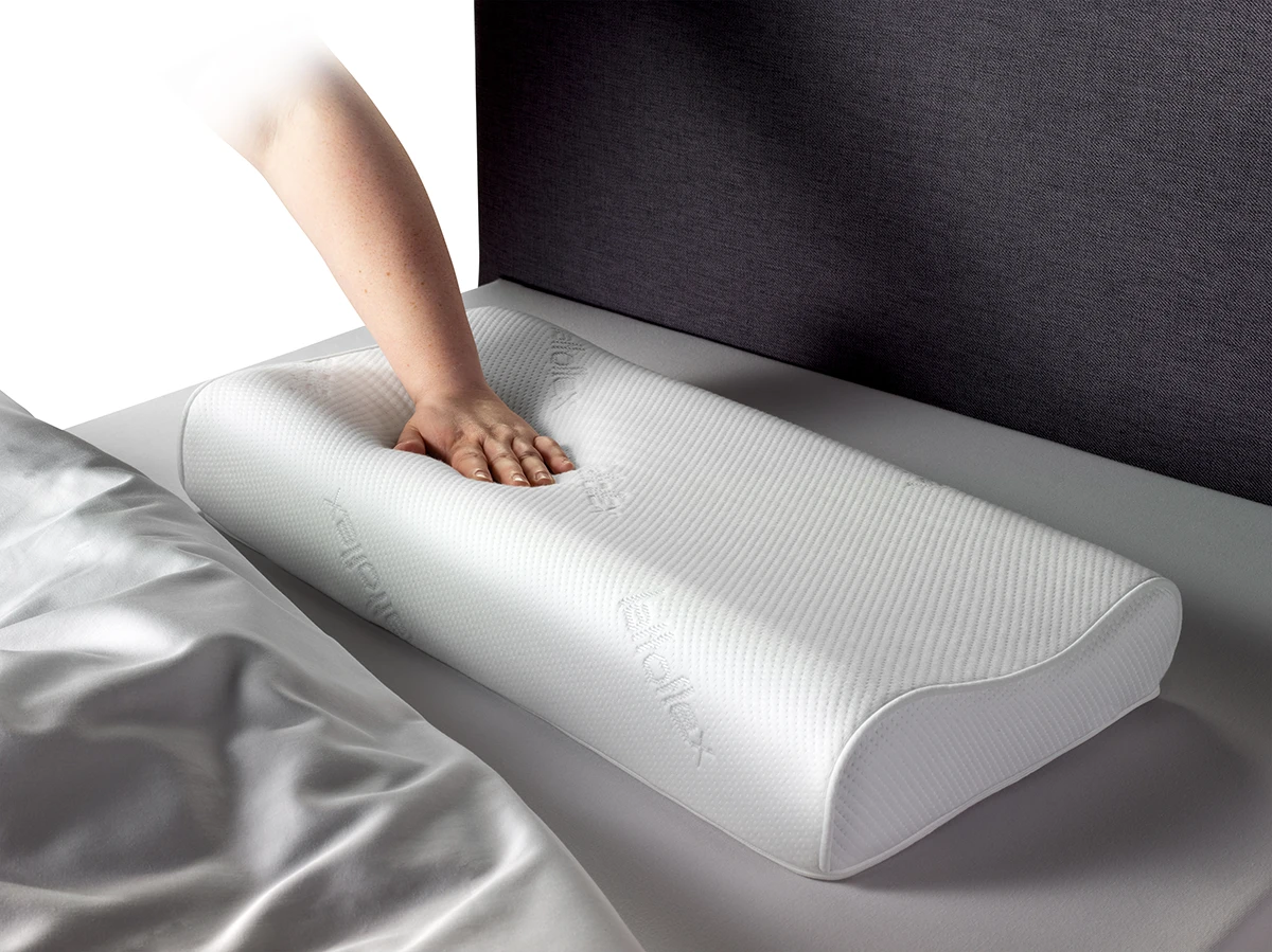 Eine Hand drueckt auf das Lattoflex Kissen Lattokiss Pro.